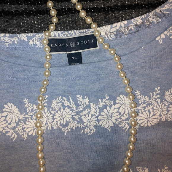 Cute light blue shirt with pearl necklace - Picture 3 of 3